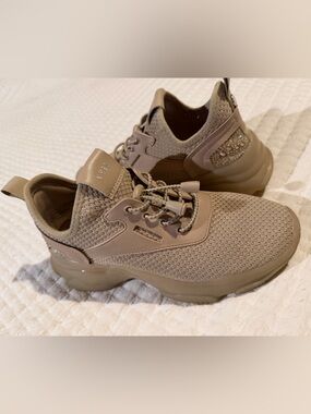 STEVE MADDEN NY90 Bungee Lace Sneakers -Beige Mesh, Rhinestone Heel Size 7M